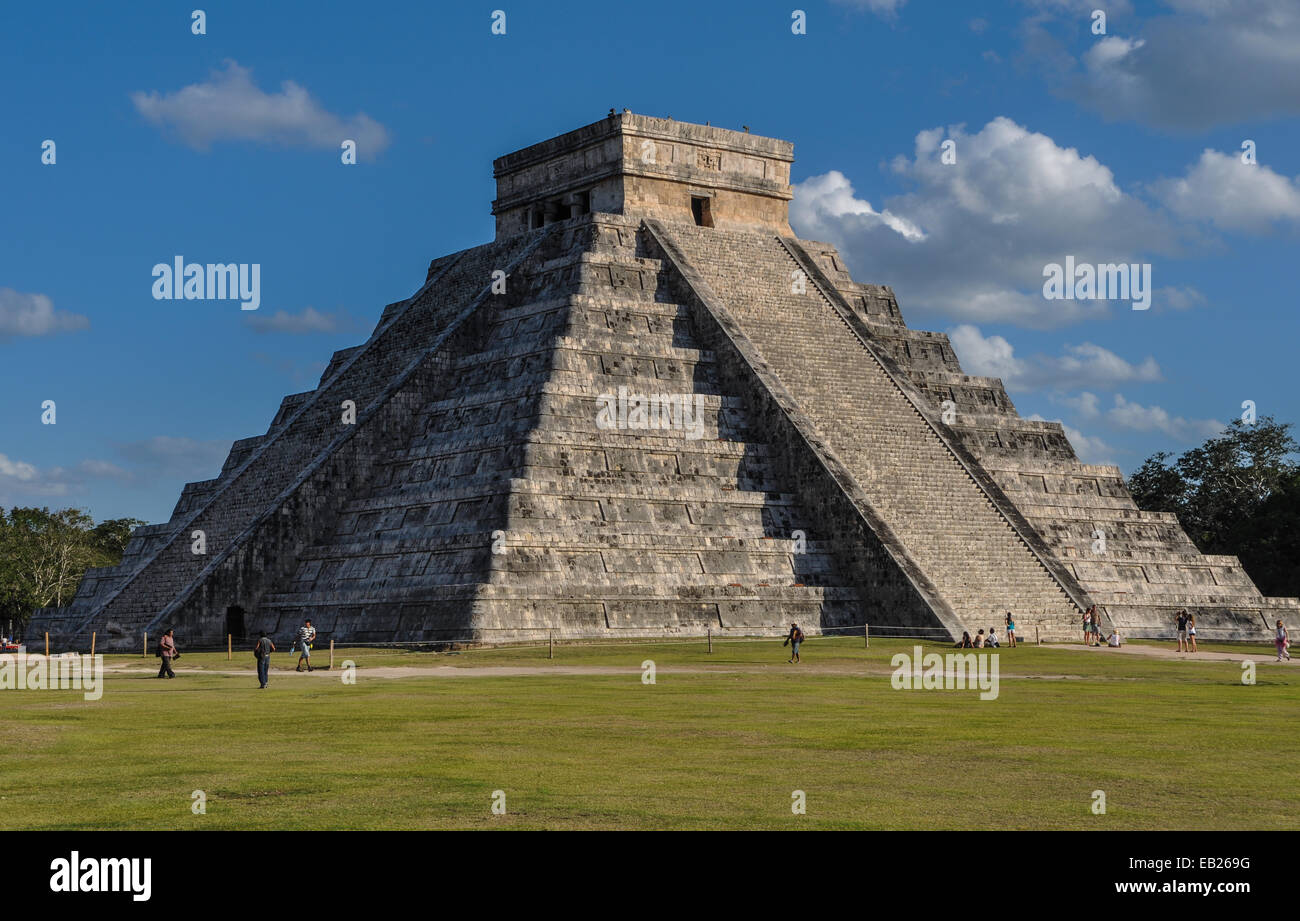 CHICHEN ITZA, Mexiko - FEB 21: Touristen in Chichen Itza, besucht eines der wichtigsten archäologische Stätten in Mexiko im Februar Stockfoto