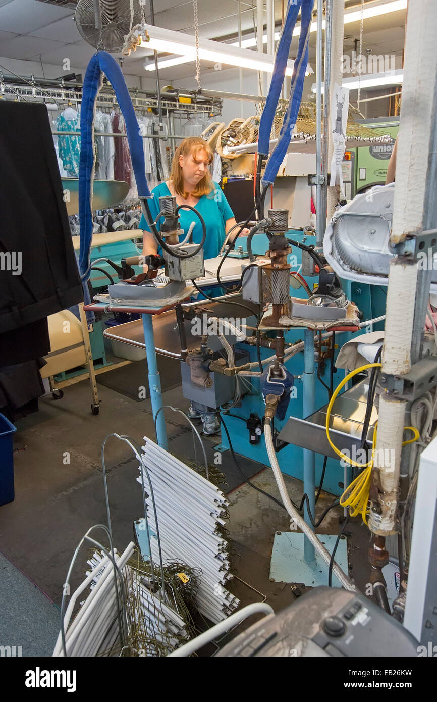 Broomfield, Colorado - ein Arbeiter bei Löwenherz Reiniger, eine Wäscherei und chemische Reinigung-Firma. Stockfoto