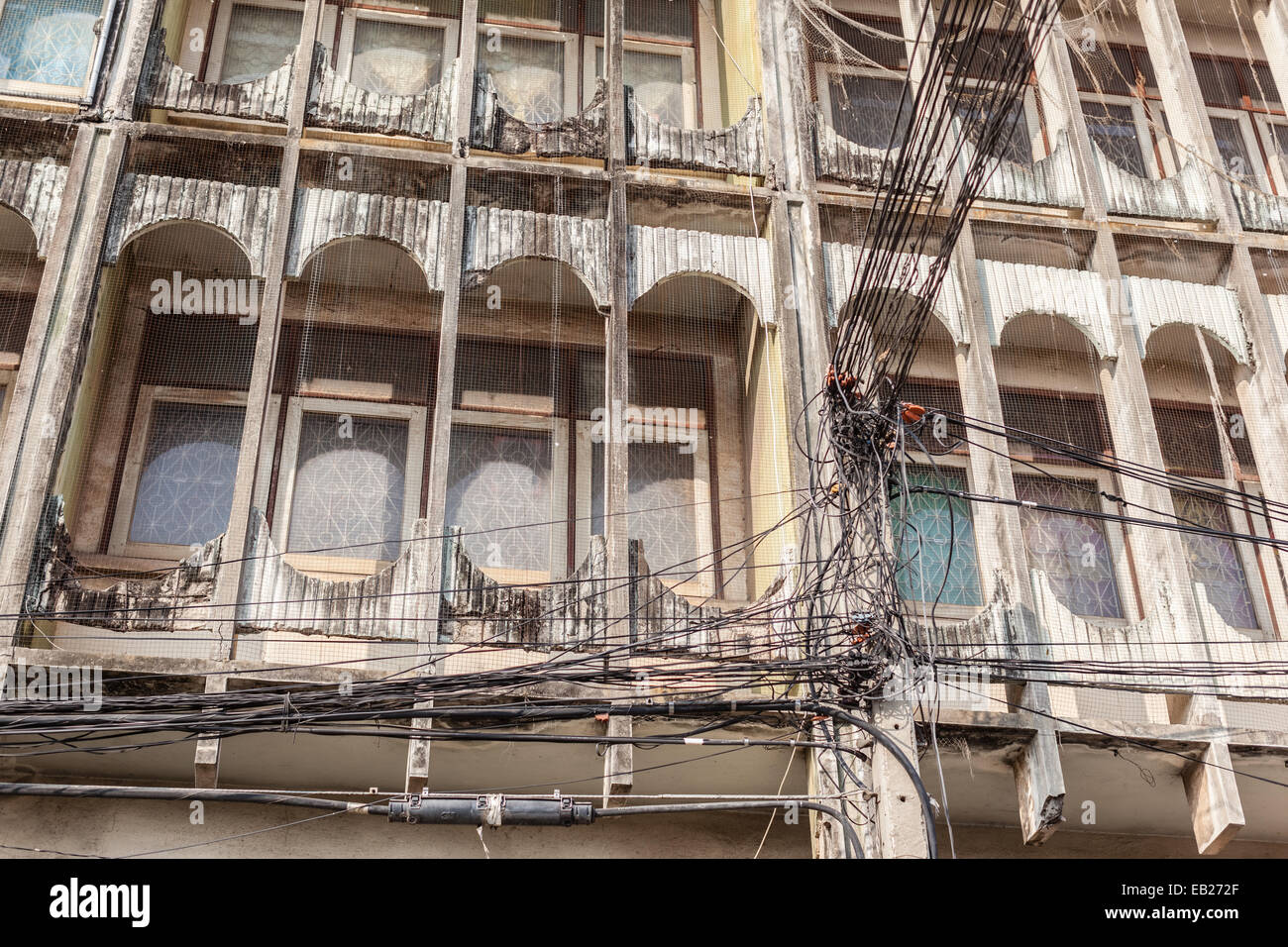 Wirren und unordentlich Elektroleitungen in Bangkok Stadt Stockfoto