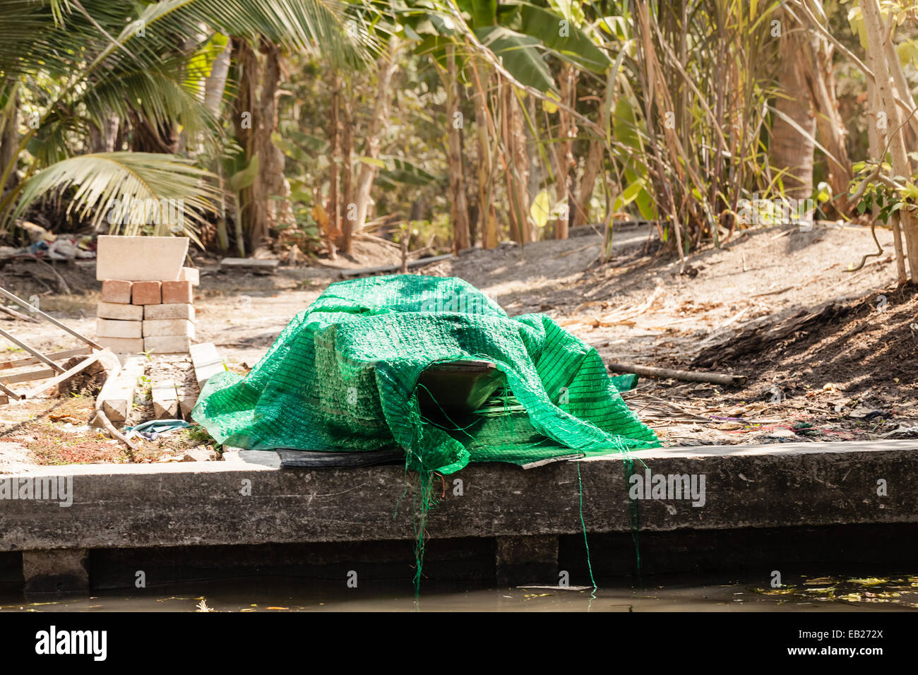 eine kleine thai Holzmotorboot unter Wartung mit einem Laken bedeckt Stockfoto