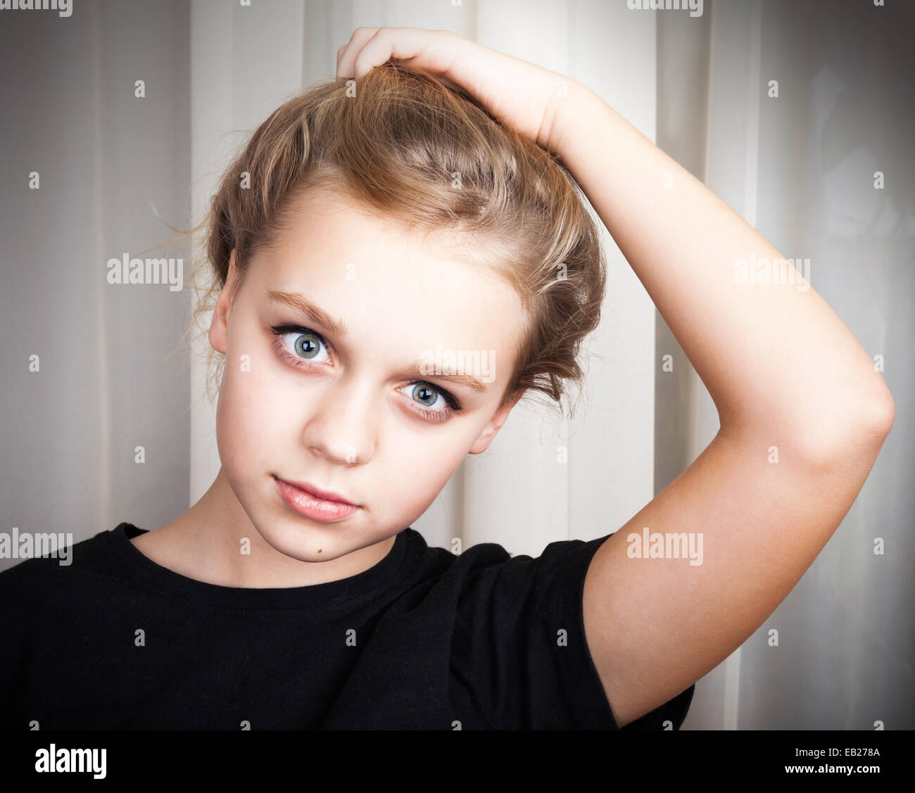 Schöne blonde kaukasische Mädchen Nahaufnahme Studioportrait Stockfoto