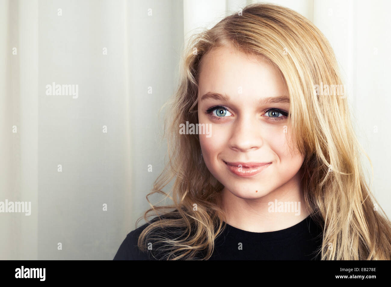 Lächelnde kaukasischen Blondine, Closeup Studioportrait Stockfoto