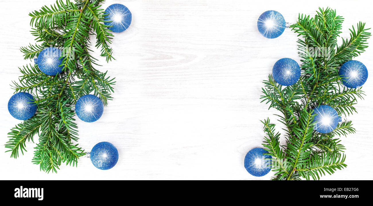 Weihnachten Hintergrund, Dekoration auf einem weißen Holzbrett. Stockfoto