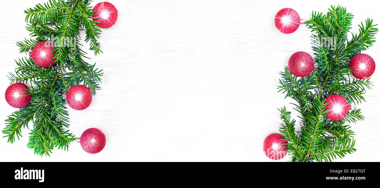 Weihnachten Hintergrund, Dekoration auf einem weißen Holzbrett. Stockfoto
