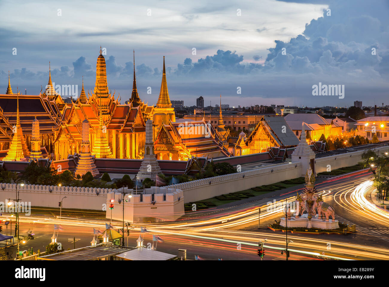 Palast in der Dämmerung mit Licht vom Verkehr in Bangkok, Thailand Stockfoto
