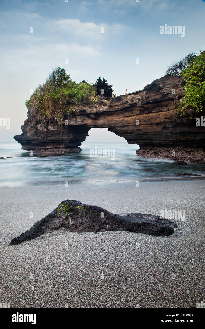 Landschaftsfotografie Bild von Tanah Lot. An der Küste von Bali mit unglaublichen Coastal Features wie dieses atemberaubenden natürlichen Felsbogen befindet. Stockfoto