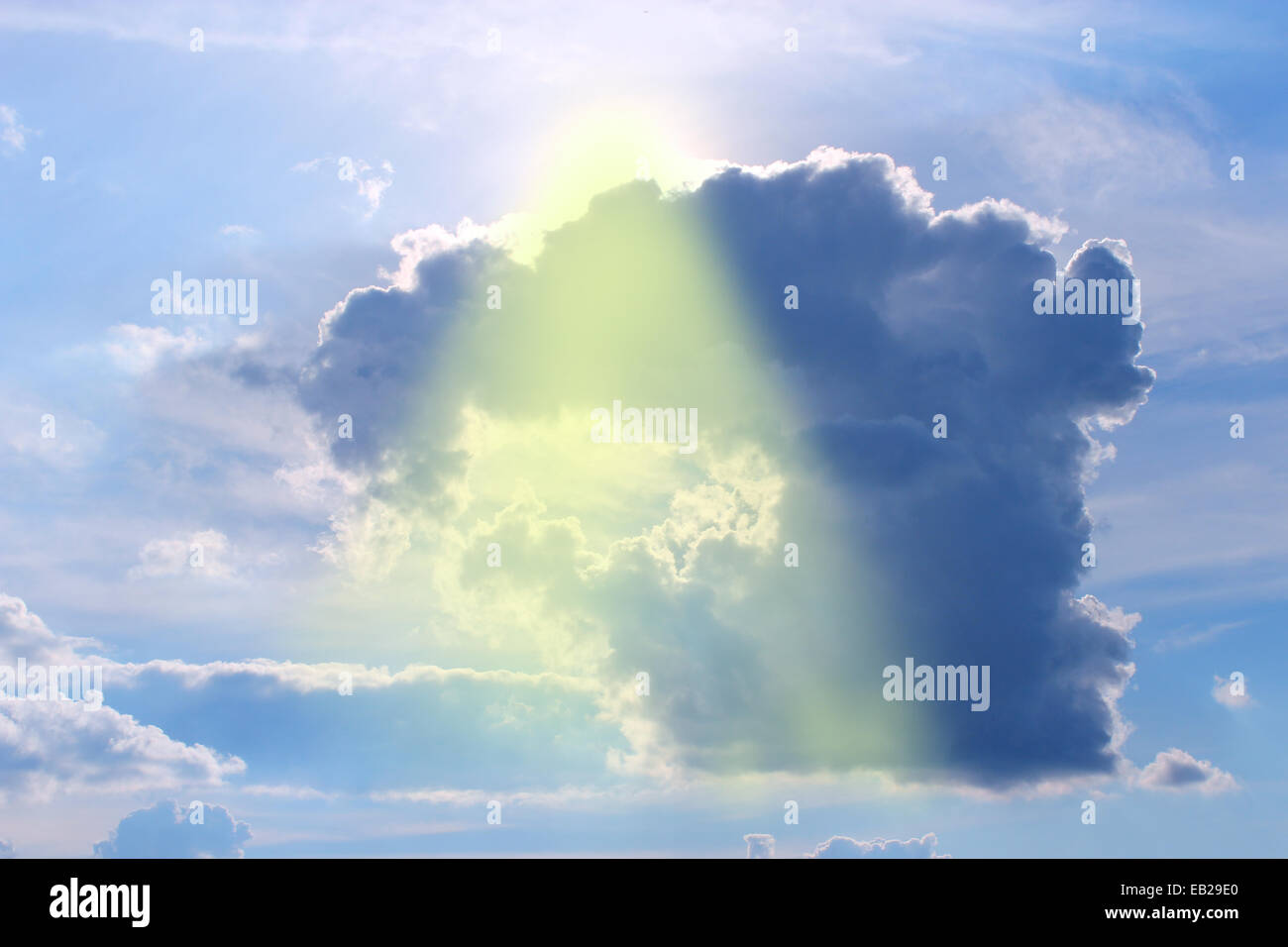 Strahl der Sonne kämpfen durch die seltsame Form der dunklen Wolke Stockfoto