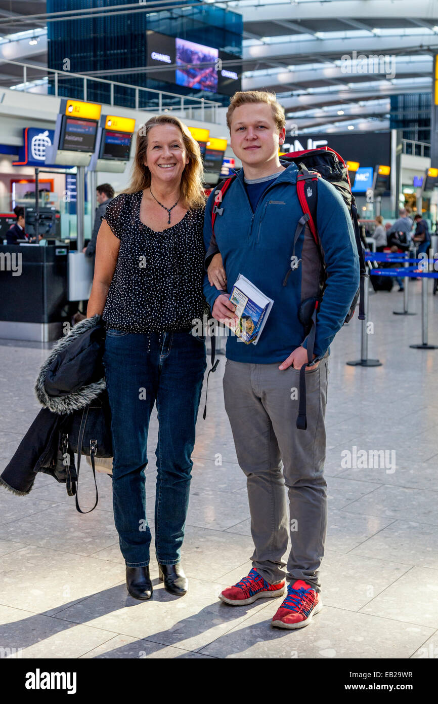 Backpacker aus reisen, Abschied von Familie, Flughafen Heathrow, London, England Stockfoto