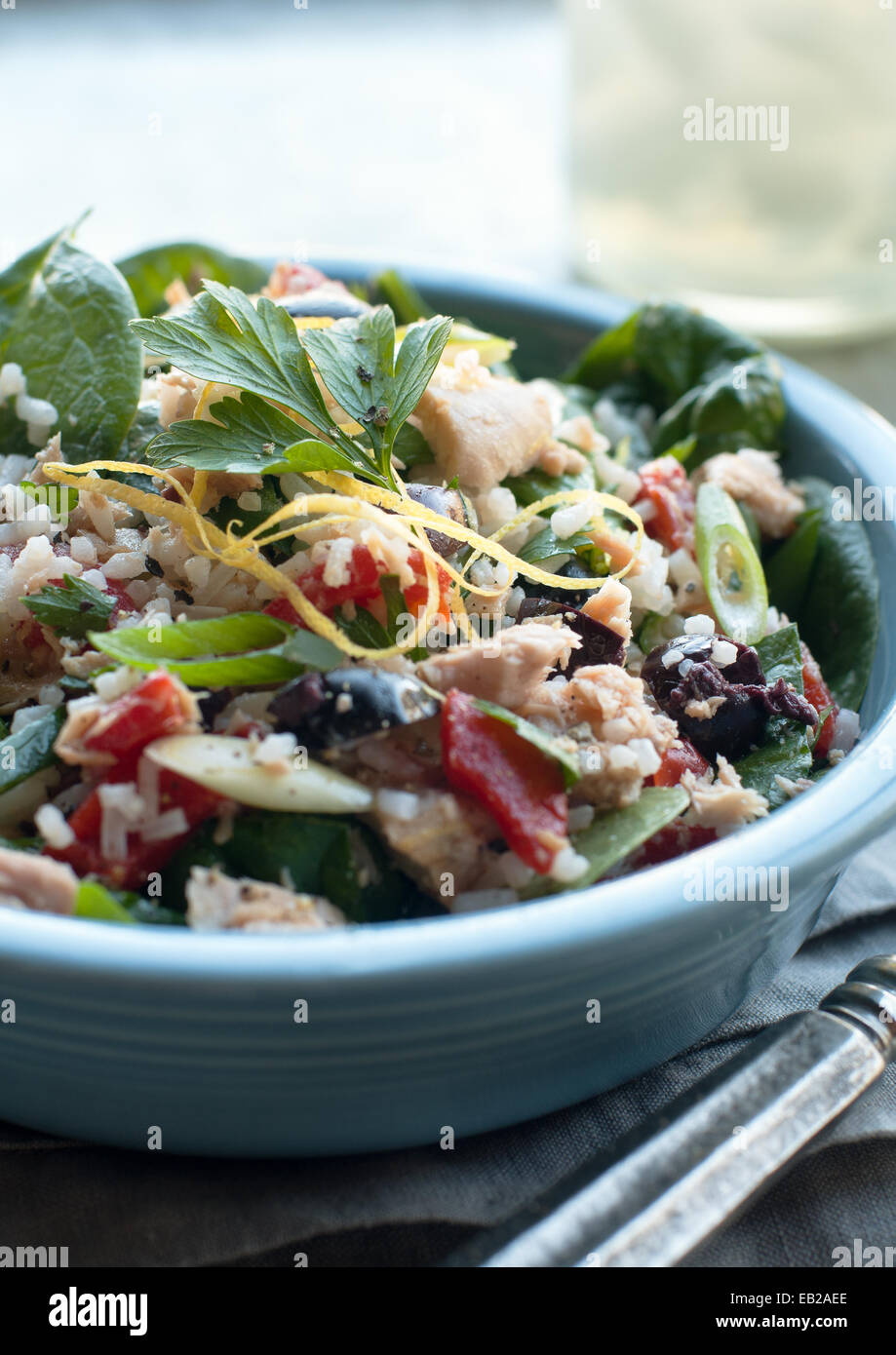 Gemischter Salat mit Thunfisch, Reis und Gemüse Stockfotografie - Alamy