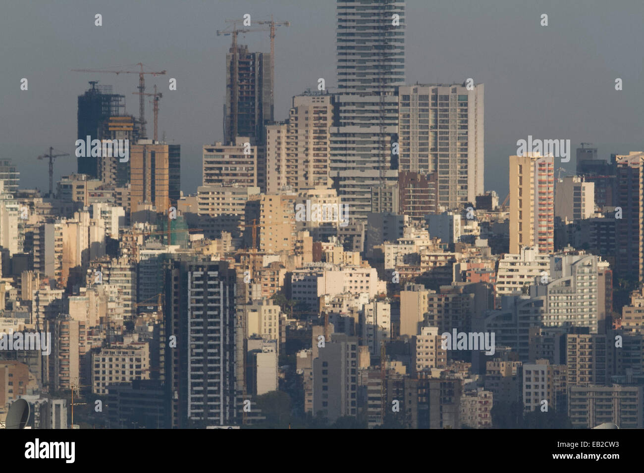 Beirut, Libanon. 25. November 2014.  Beirut liegt teilweise im Schatten während des Sonnenaufgangs Credit: Amer Ghazzal/Alamy Live-Nachrichten Stockfoto