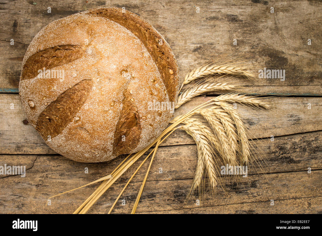 Laib Brot mit Ähren auf Holz Hintergrund Stockfoto