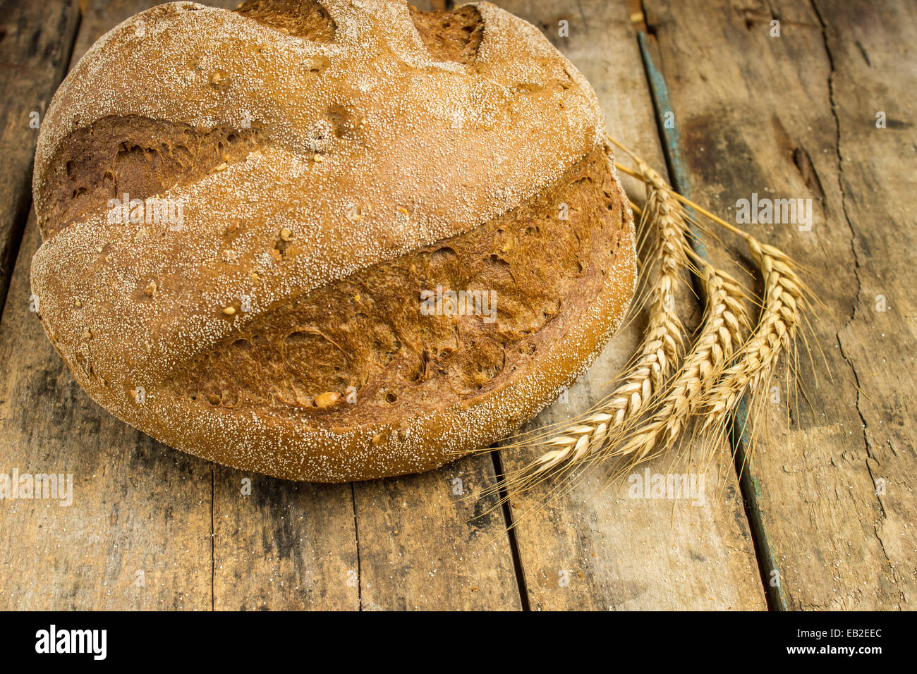 Bäckerei Hintergrund. Vollkornbrot auf Holztisch Stockfoto
