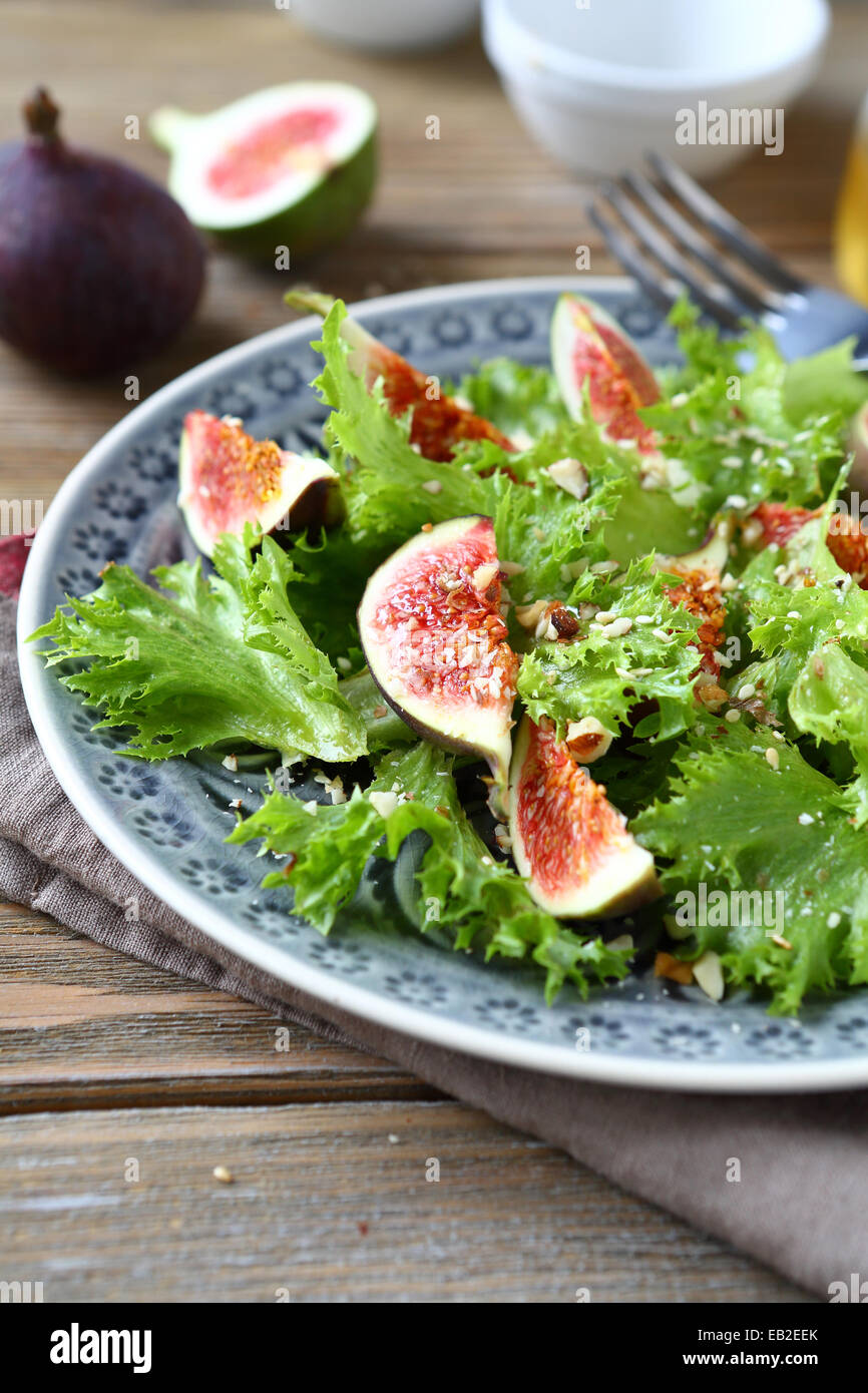 Köstlichen Feigen verlässt Salat und auf Teller, Essen Nahaufnahme Stockfoto