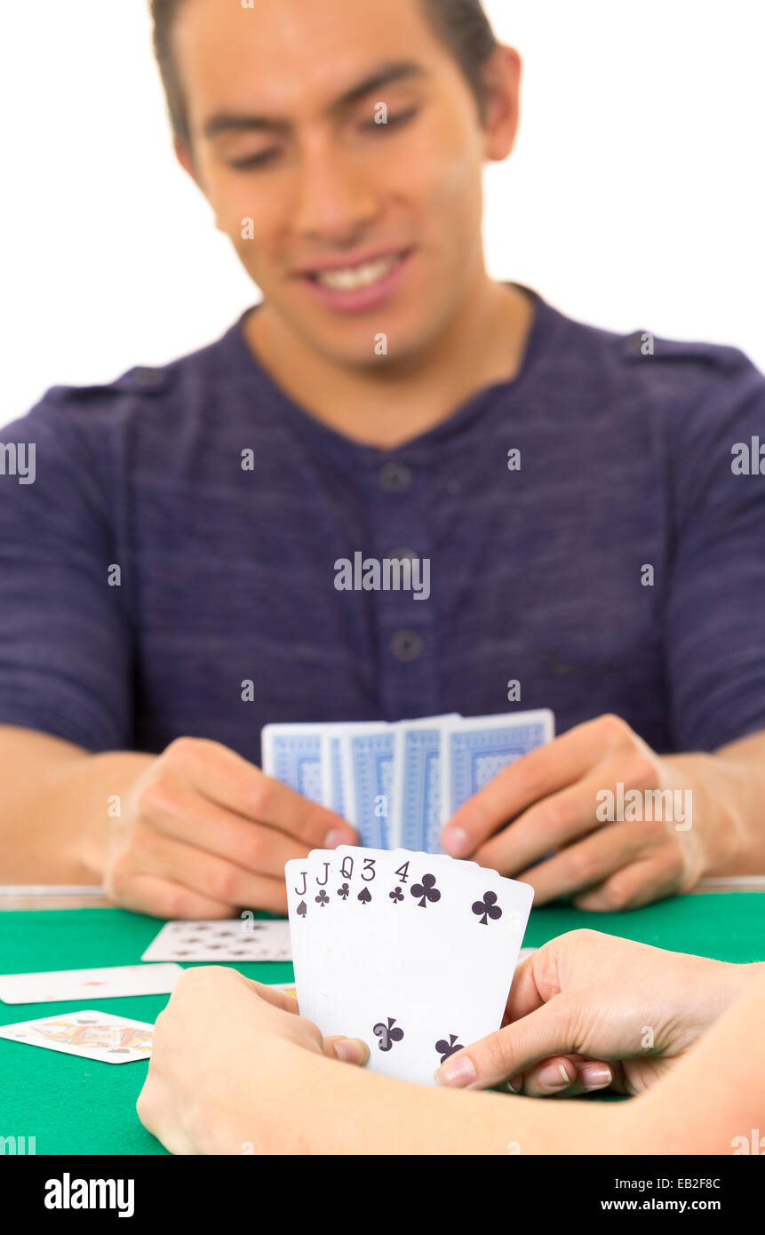 junger Mann Spiel Karten Cuarenta traditionellen ecuadorianischen Stockfoto