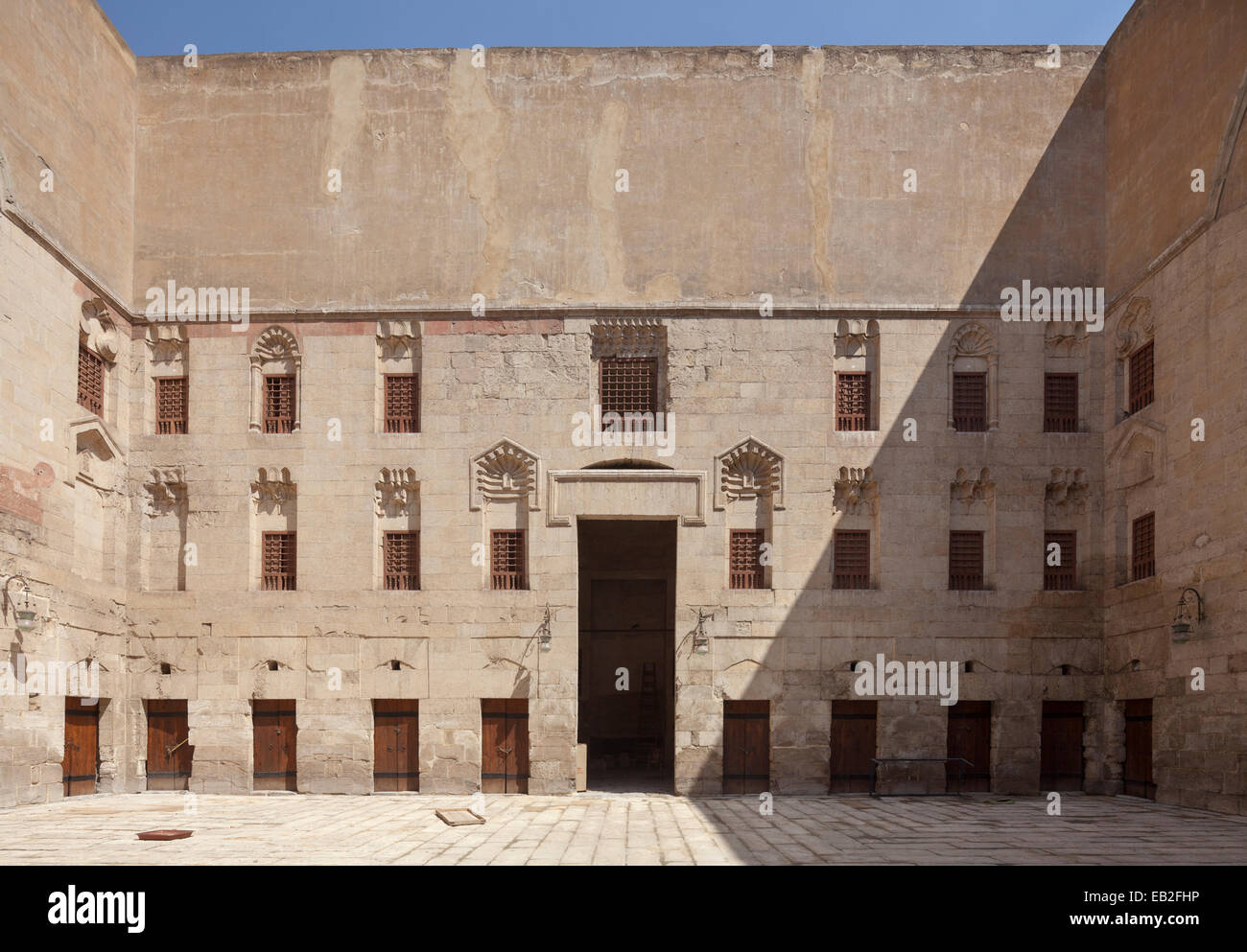 Innenhof mit Wohnräumen, Khanqah Baibars al-Jashinkir, Kairo, Ägypten Stockfoto