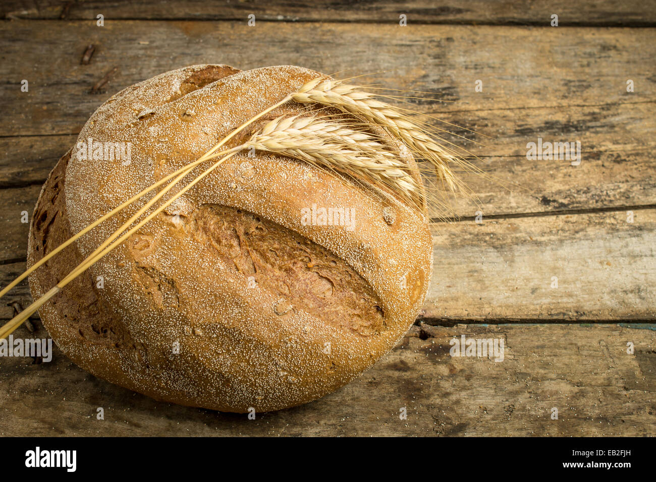 Bäckerei Hintergrund. Vollkornbrot auf Holztisch Stockfoto