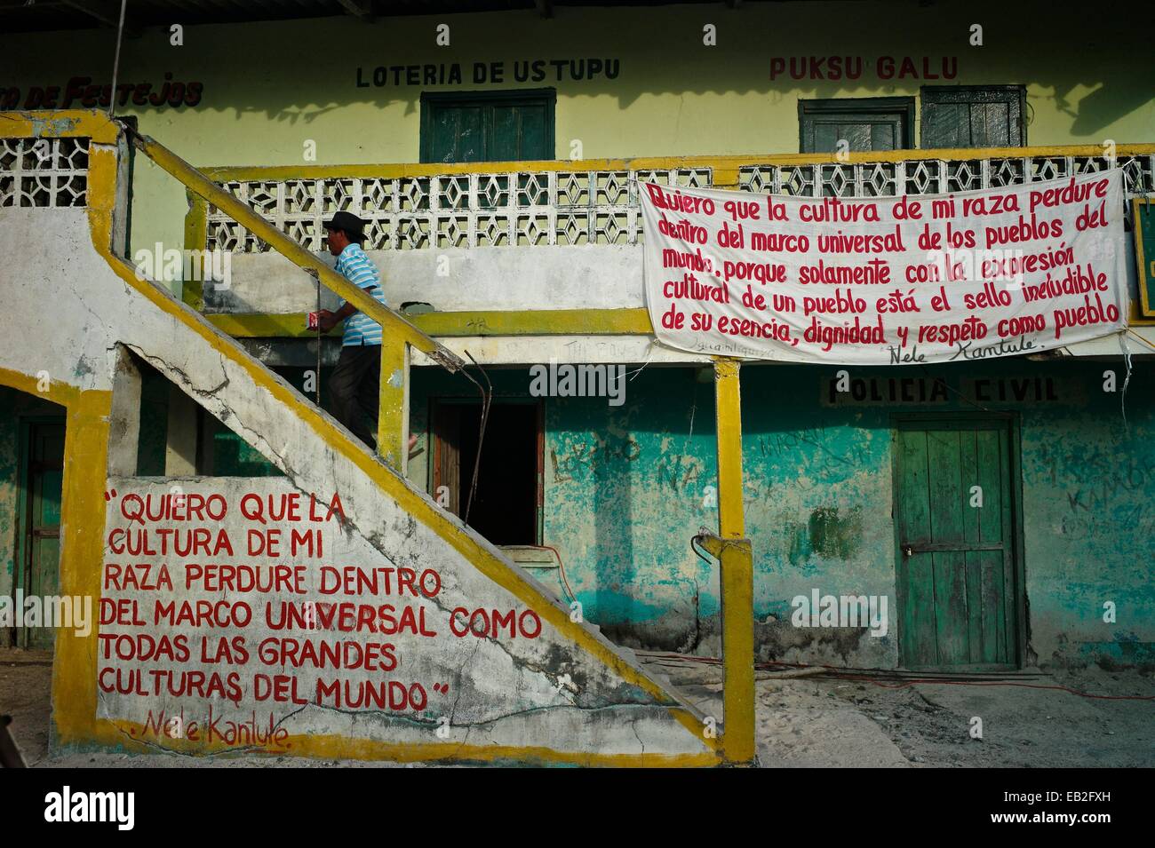 Ein Heimatmuseum eingerichtet mit den Worten des Führers Nele Kantule über das Überleben der Cuna Kultur im globalen Rahmen der Weltkulturen. Stockfoto