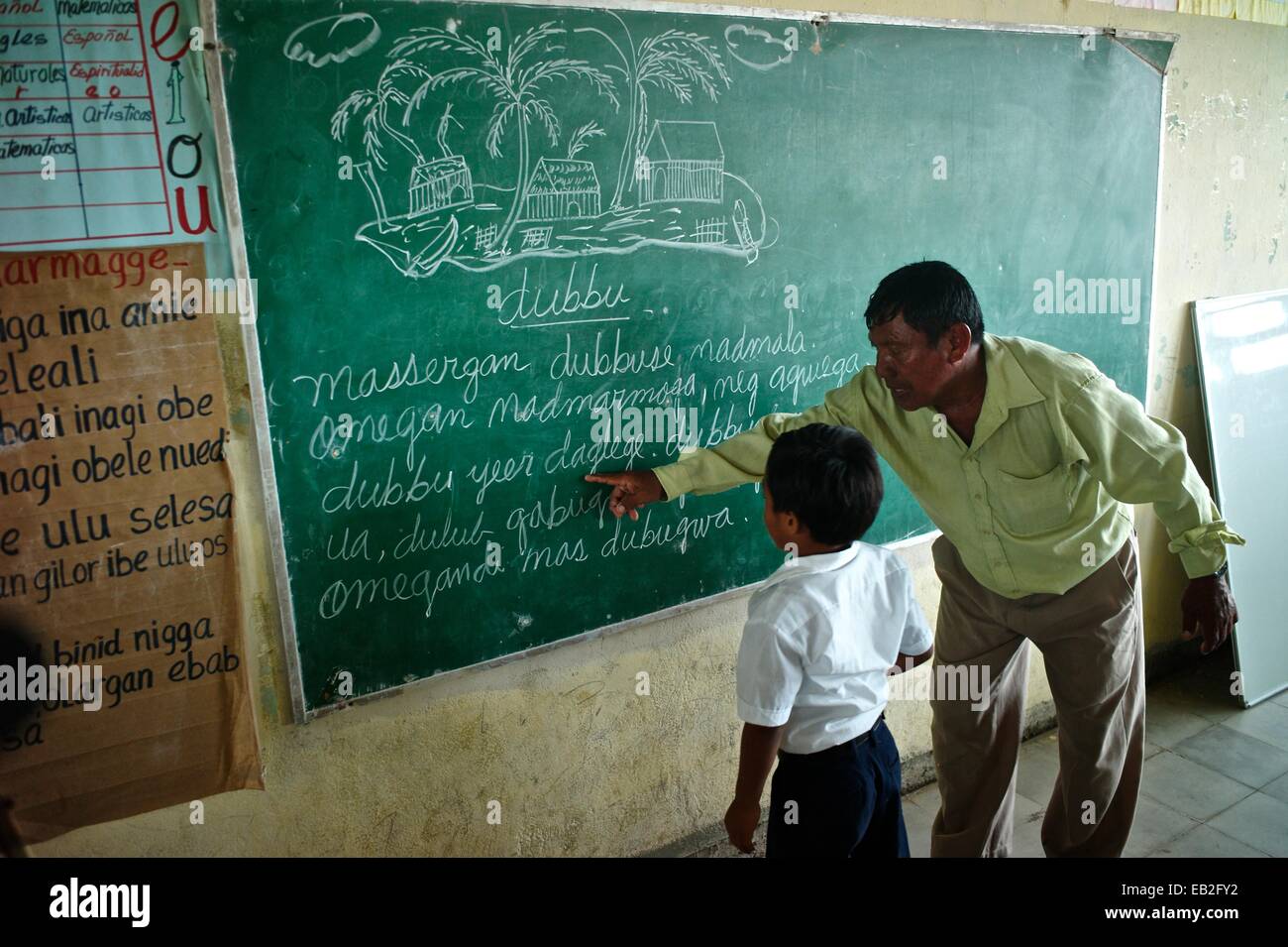 Ein Lehrer mit einem Cuna Schüler an einer Spanisch-Cuna zweisprachige Schule in Ustupu Insel, Panama. Stockfoto