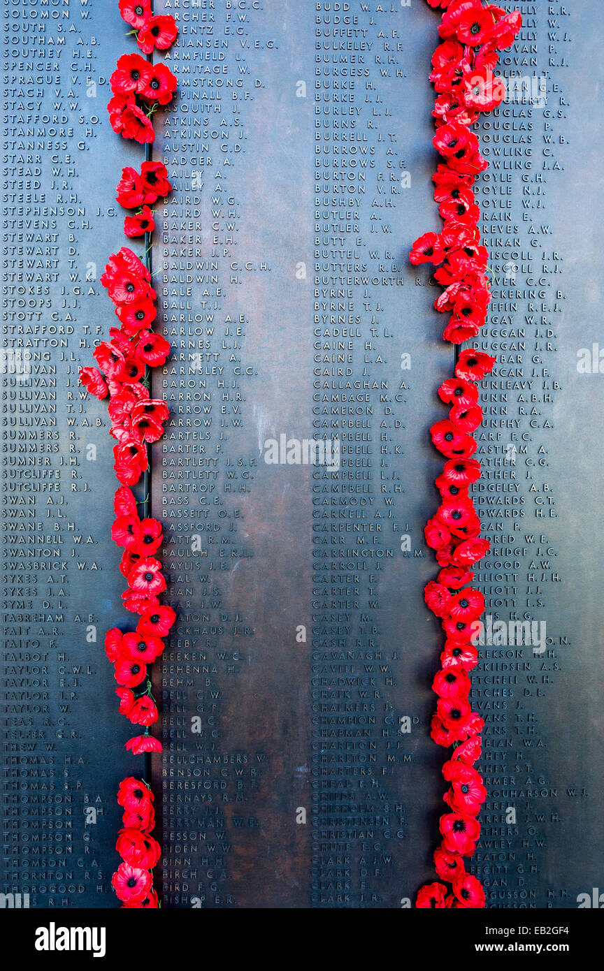 Die Ehrentafel und die Namen der gefallenen Soldaten erinnerte sich mit leuchtend rote Mohnblumen mit Blick auf die Halle der Erinnerung. Stockfoto