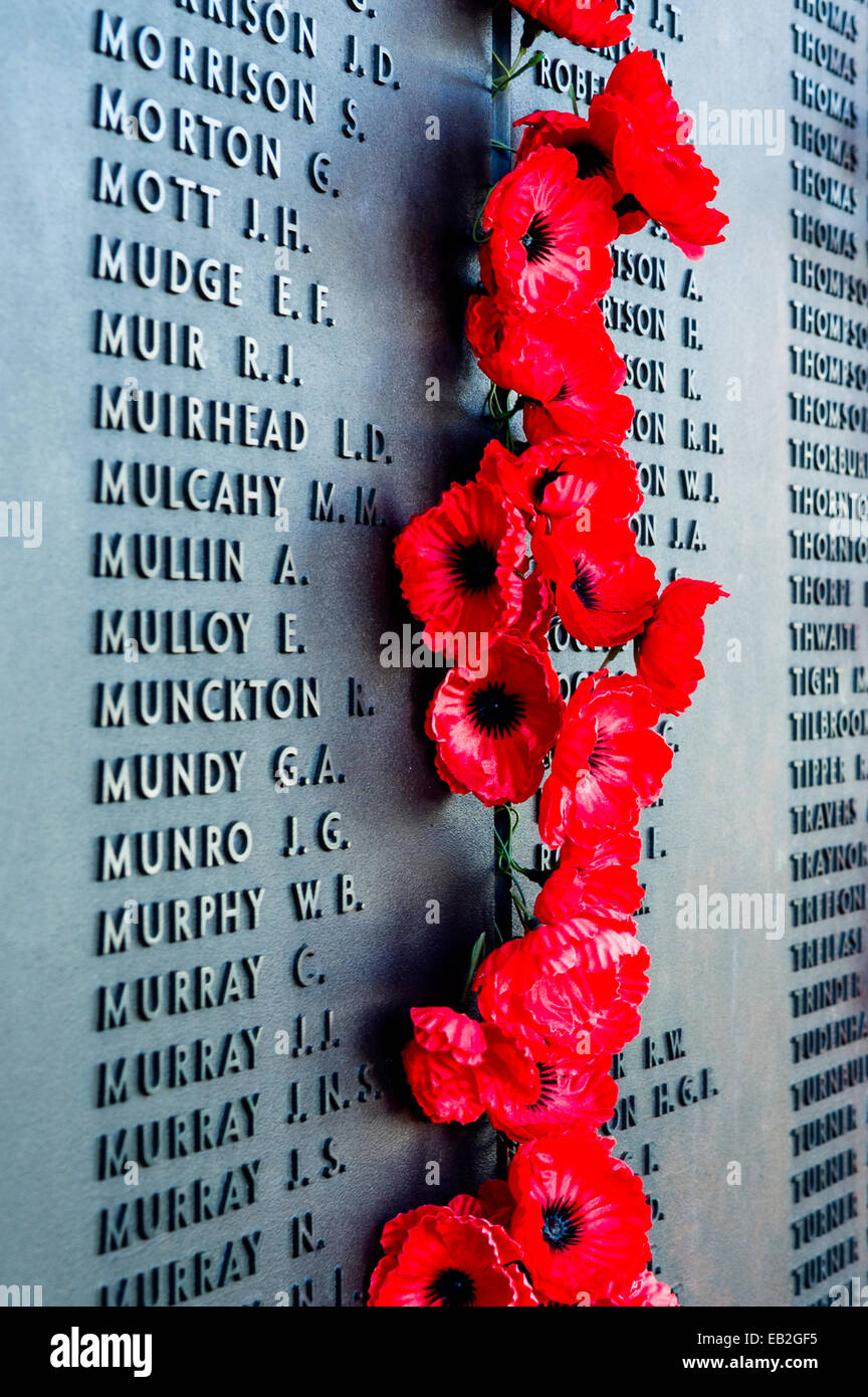 Die Ehrentafel und die Namen der gefallenen Soldaten erinnerte sich mit leuchtend rote Mohnblumen mit Blick auf die Halle der Erinnerung. Stockfoto