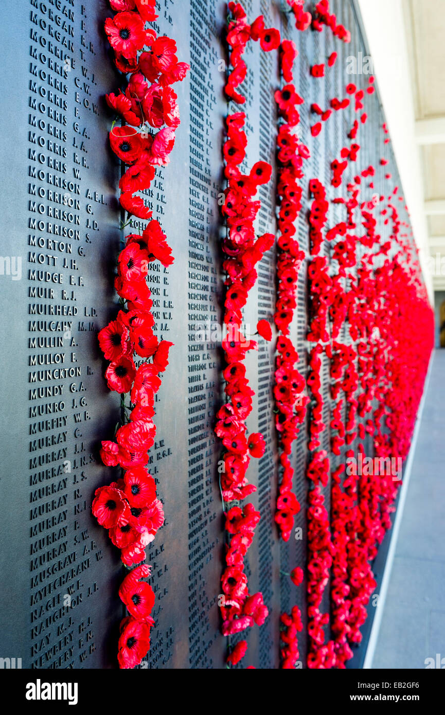 Die Ehrentafel und die Namen der gefallenen Soldaten erinnerte sich mit leuchtend rote Mohnblumen mit Blick auf die Halle der Erinnerung. Stockfoto