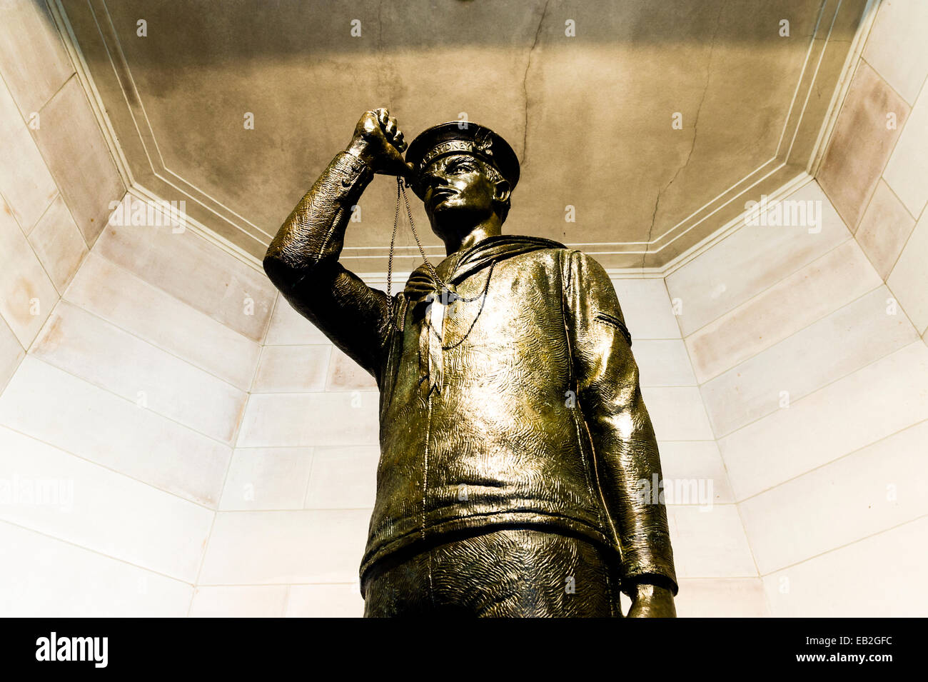 Eine Bronzestatue eines Matrosen aus dem ersten Weltkrieg in Uniform zu seinem Bootsmann Pfeife, eine Art von Pfeifen zu sprengen. Stockfoto