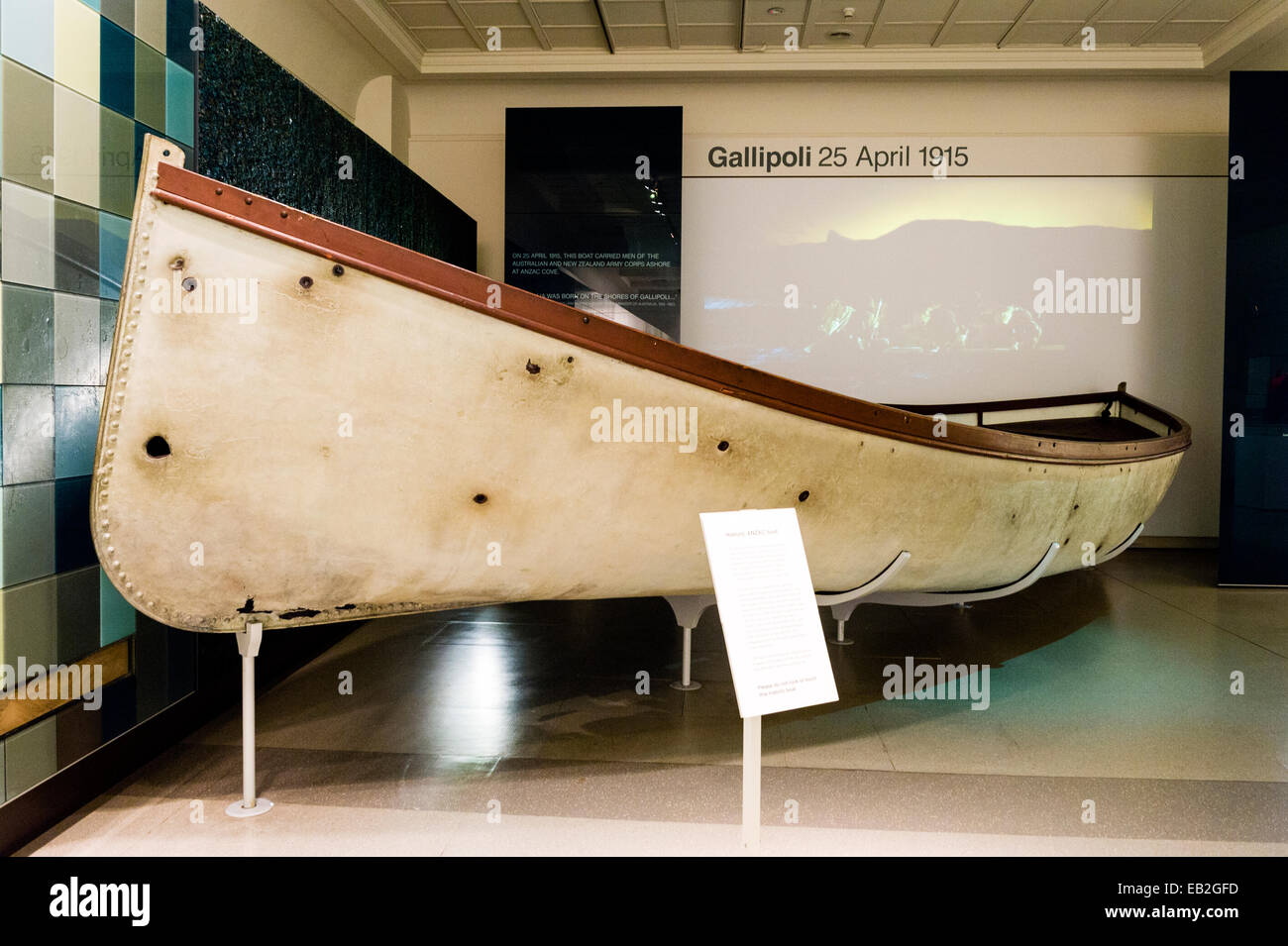 Eine Kugel geritten Rettungsboot aus der Gallipoli Kriegszug in ein Museumsgalerie. Stockfoto