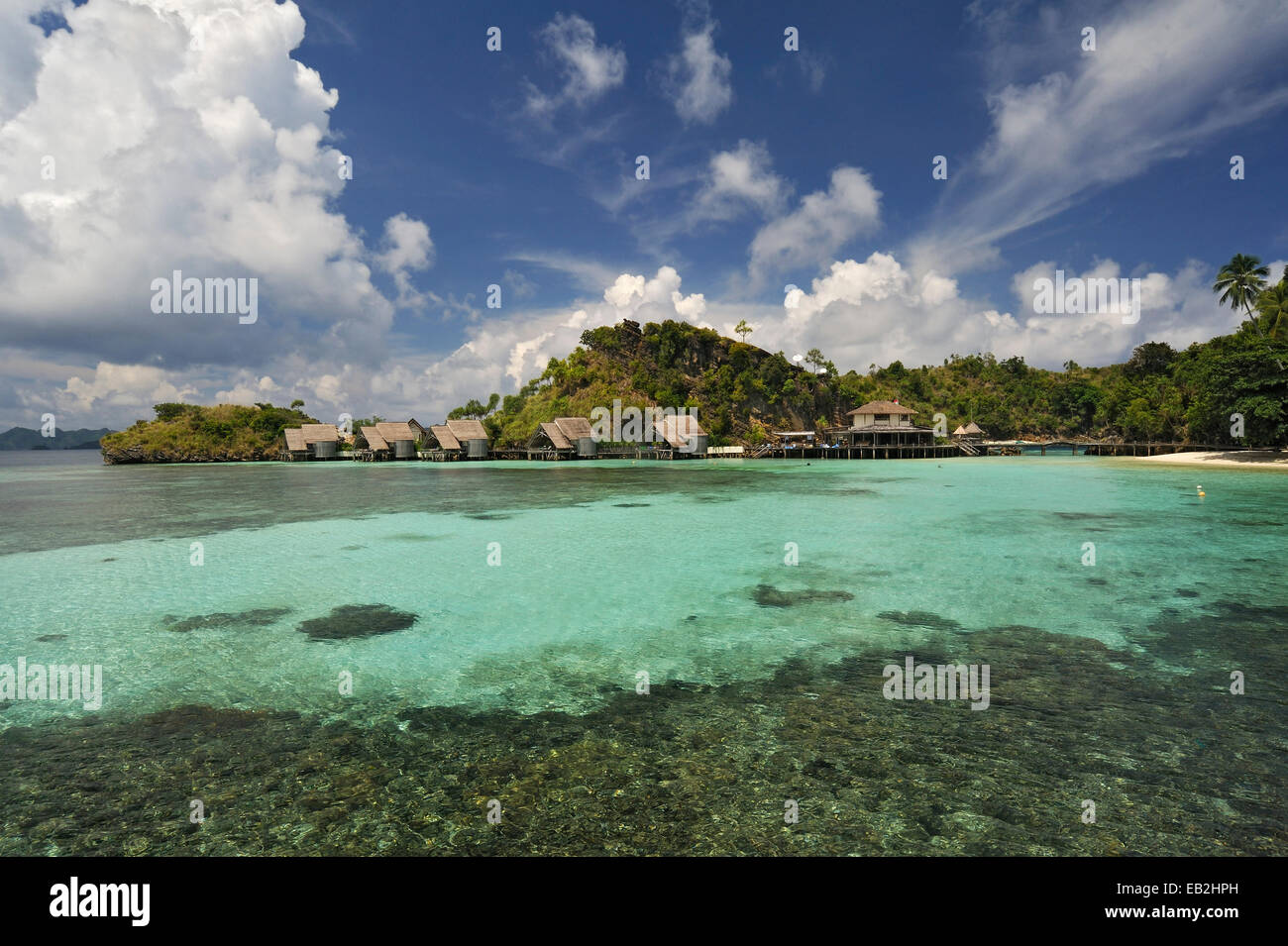 Wasser-Bungalows, Batbitim Insel, Raja Ampat, West-Papua, Indonesien Stockfoto