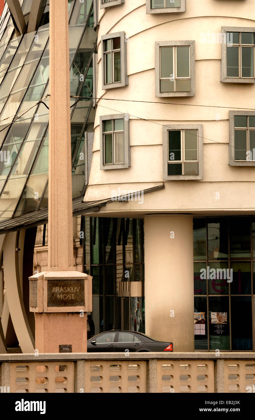 Prag, Tschechien. "Tanzende Haus" (Tancící Dum) bei Rašínovo Nábreží 80 (Vlado Milunc und Frank O Gehry, 1996) Stockfoto