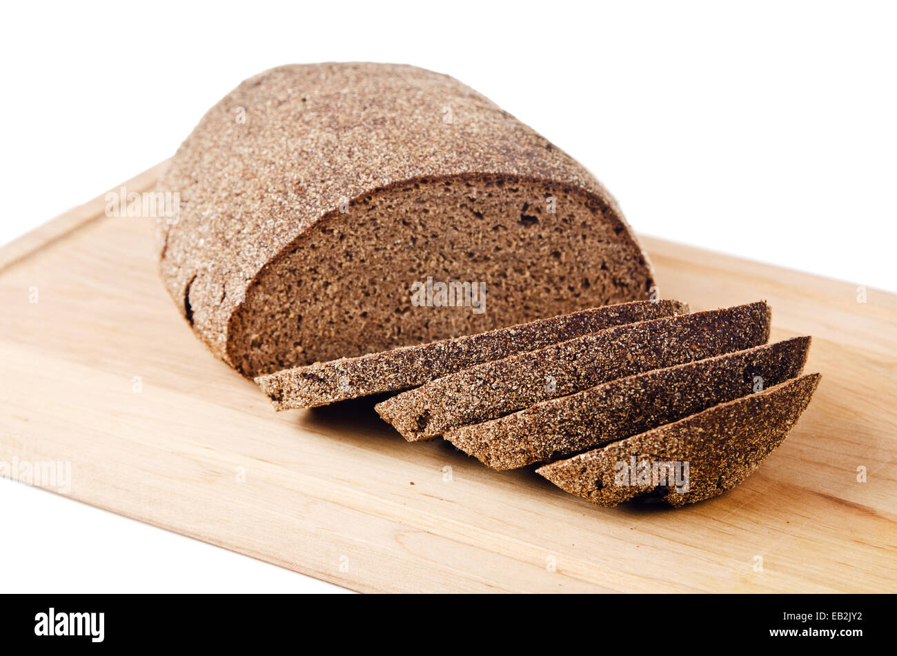 Hausgemachtes Schwarzbrot, isoliert auf weiss Stockfoto