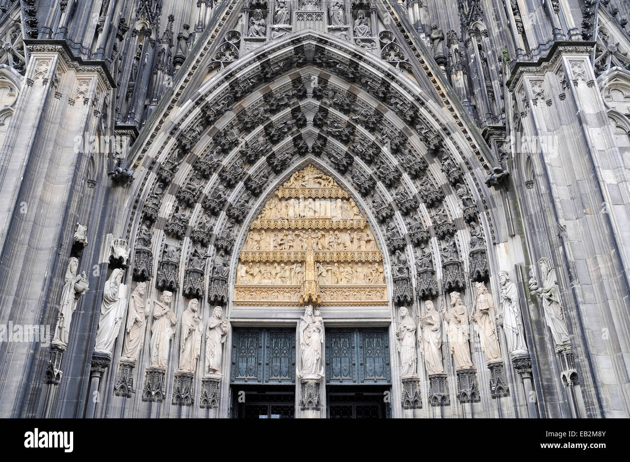 Statuen Am Eingangsportal Kolner Dom Koln Rheinland Nordrhein Westfalen Deutschland Stockfotografie Alamy