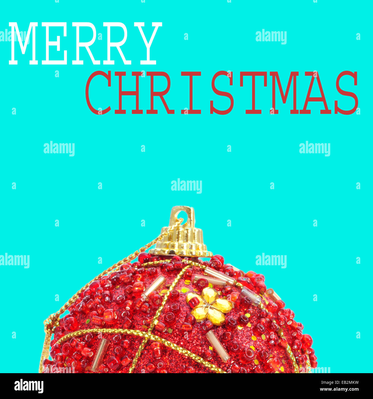 eine verzierte rote Weihnachtskugel und den Satz Frohe Weihnachten auf blauem Hintergrund mit einem Pop-Art-Stil Stockfoto