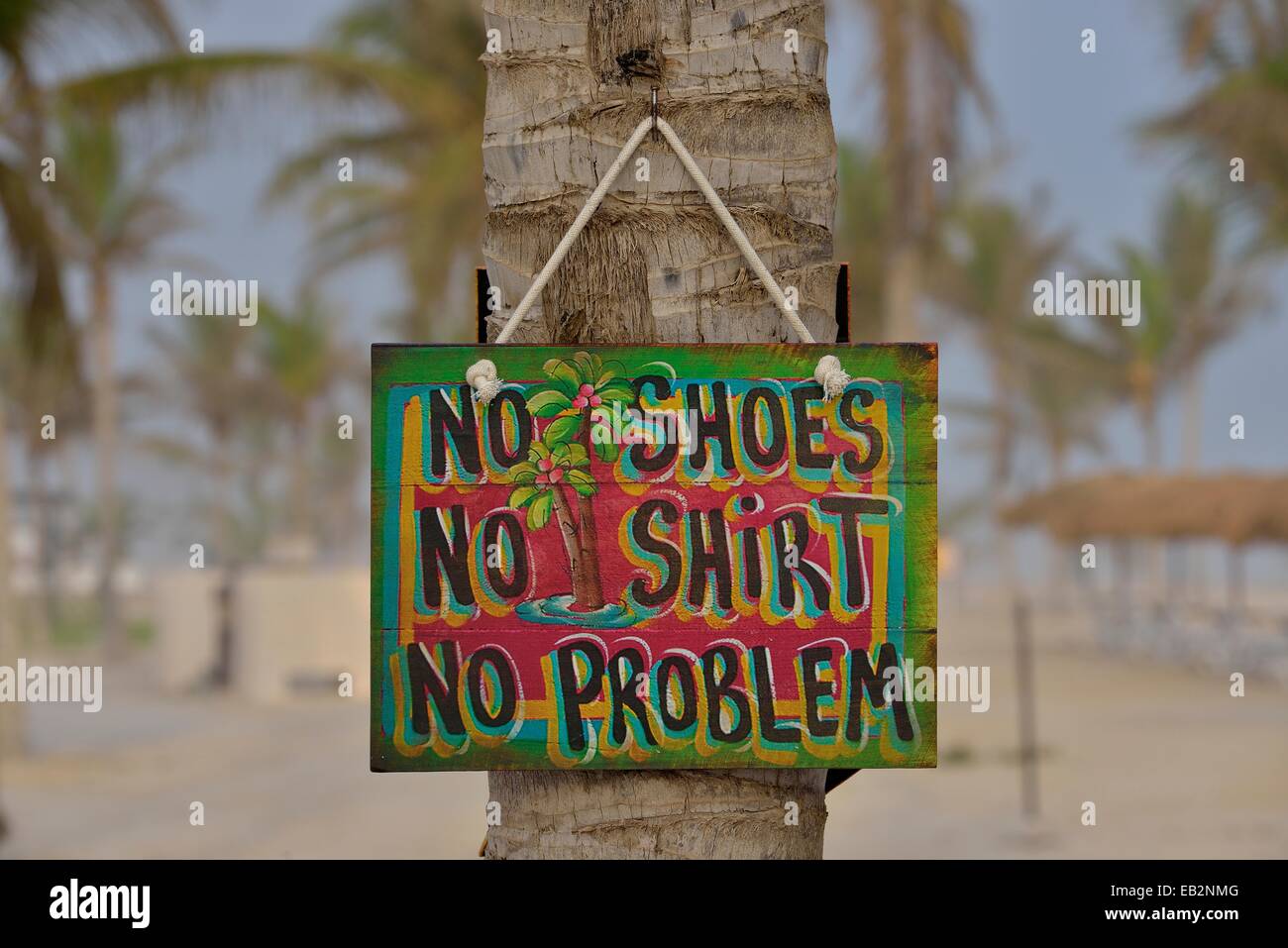 "Keine Schuhe, kein Hemd, kein Problem" auf den Strand von Salalah Rotana Resort, Dhofar Region, Salalah, Oman zu unterzeichnen. Stockfoto