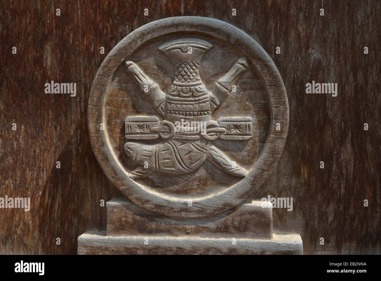 Gebogene Dolch, Symbol der Herrschaft des Sultan Qaboos in die Befestigungen oben Fort Taqah, Dhofar Region, Orient, Oman Stockfoto