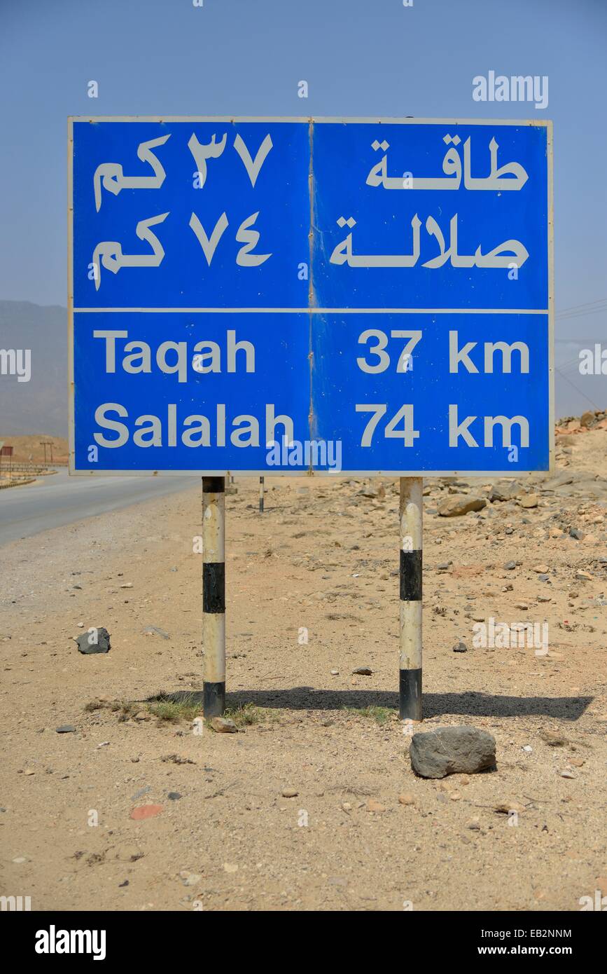 Straßenschild mit Kilometer-Angaben, in der Nähe von Mirbat, Dhofar Region, Orient, Oman Stockfoto