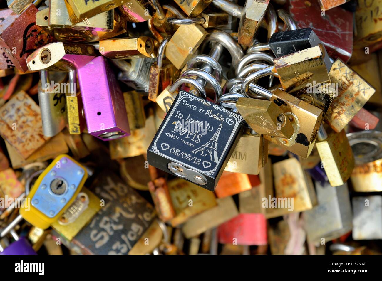 Liebesschlösser angehängt an das Geländer der Brücke Pont de l'Archevêché, Paris, Frankreich Stockfoto