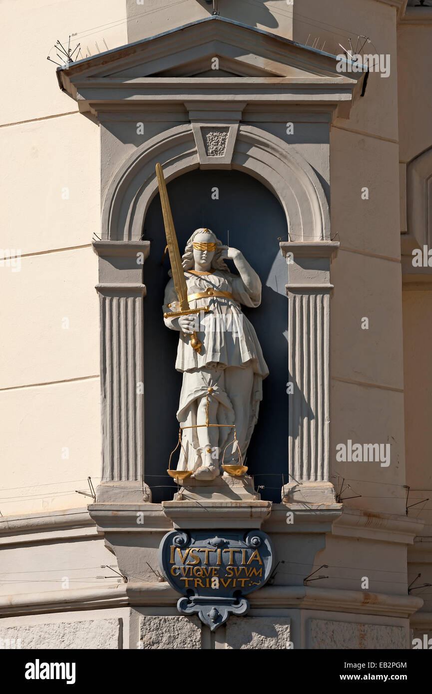 Skulptur der Justitia auf das barocke Rathaus, Lüneburg, Niedersachsen, Deutschland Stockfoto