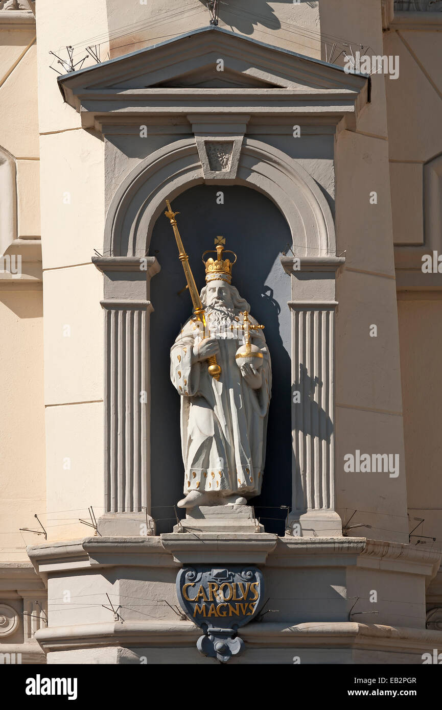 Skulptur Karls des großen auf das barocke Rathaus, Lüneburg, Niedersachsen, Deutschland Stockfoto