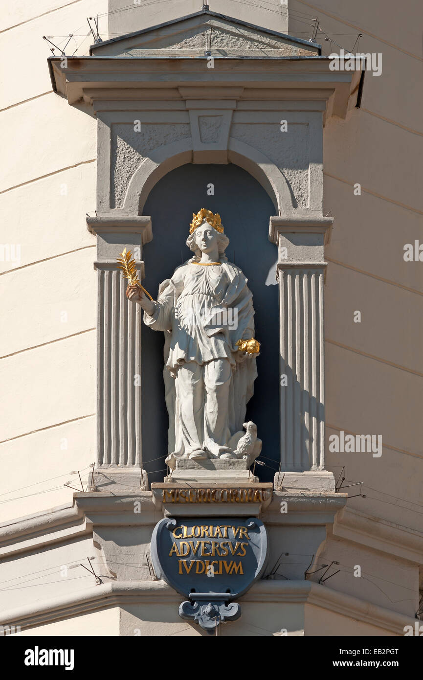 Skulptur der Misericordia, Göttin der Barmherzigkeit, auf das barocke Rathaus, Lüneburg, Niedersachsen, Deutschland Stockfoto