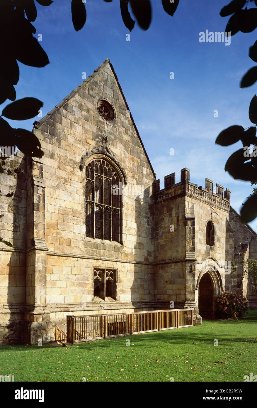 Große gewölbte Fenster und Veranda, Wingfield Manor, Derbyshire, England, UK. Stockfoto