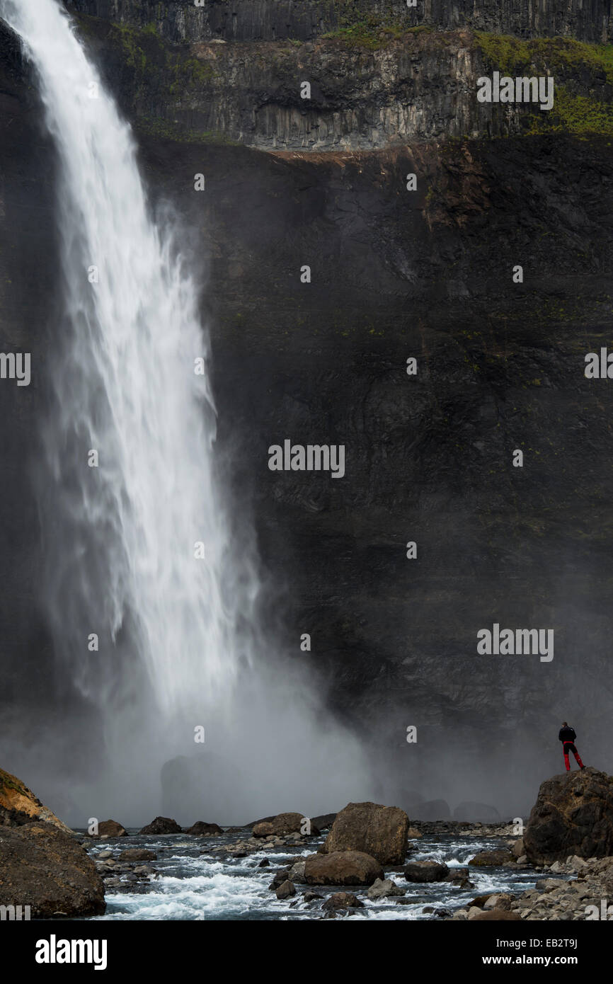 Ein Tourist steht an der Haifoss Wasserfall auf Fossá Í Thjósárdal Tal des Flusses, Thjorsardalur, Region Süd Stockfoto