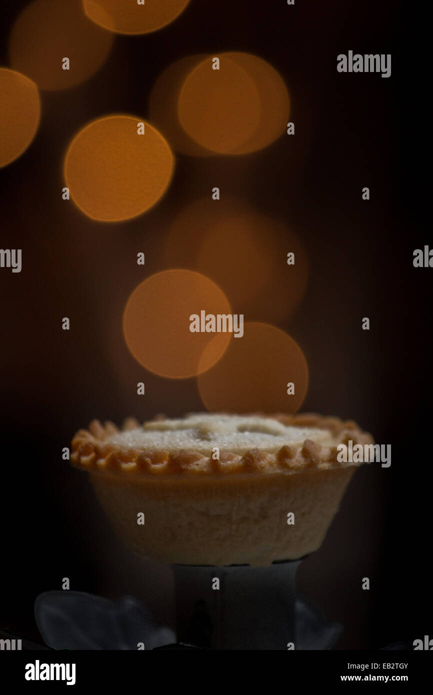 Mince Pies mit out of Focus Highlights im Hintergrund Stockfoto