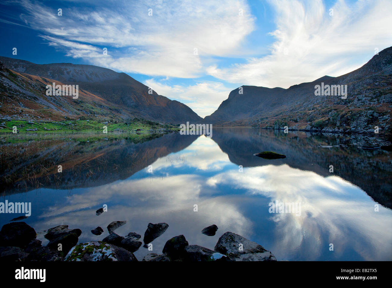 Die Macgillycuddys Reeks Berge spiegeln sich in Schwarzsee, Gap of Dunloe, County Kerry, Irland. Stockfoto
