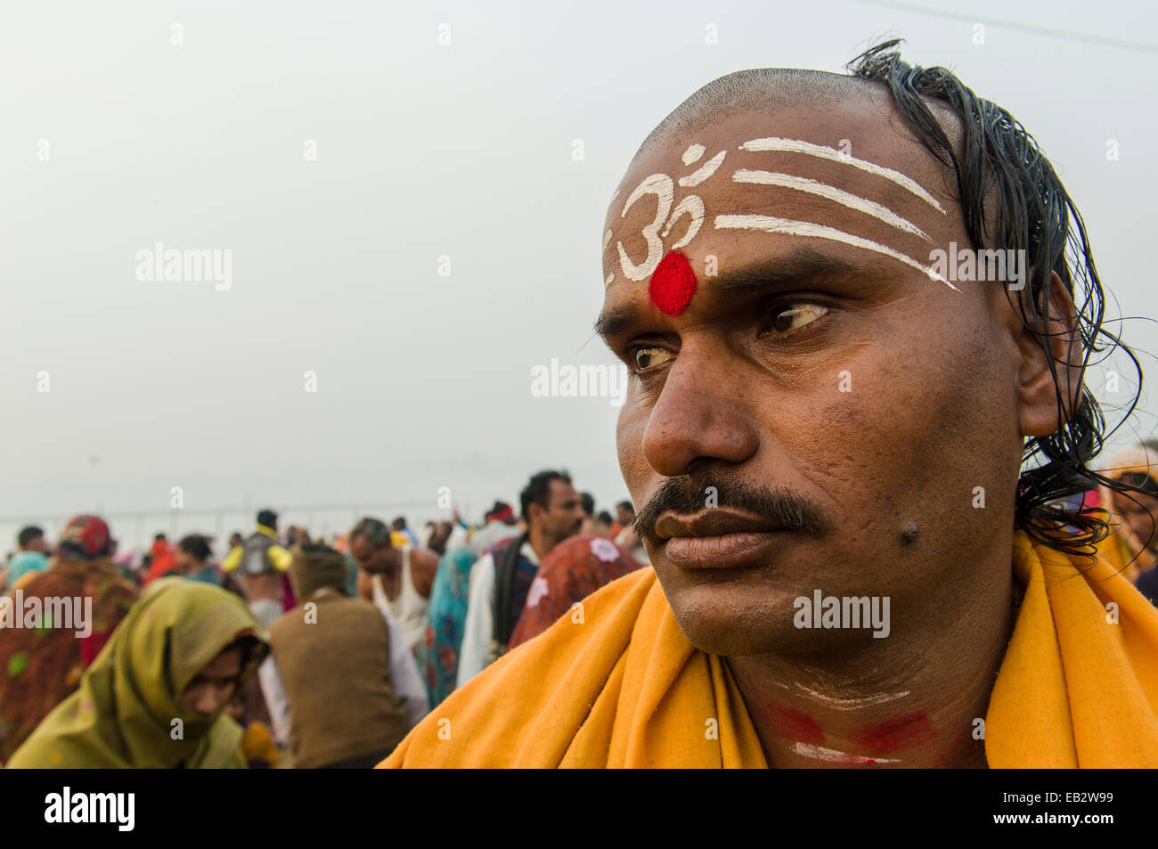 Porträt eines Priesters in der Sangam, dem Zusammenfluss der Flüsse Ganges und Yamuna Saraswati, während Kumbh Mela, Allahabad Stockfoto
