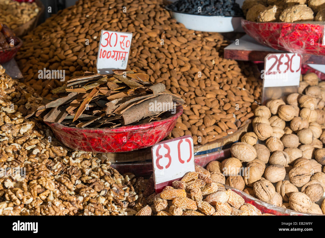 Nüssen und Gewürzen zum Verkauf an das Gewürz-Markt, Alt-Delhi, New Delhi, Delhi, Indien Stockfoto