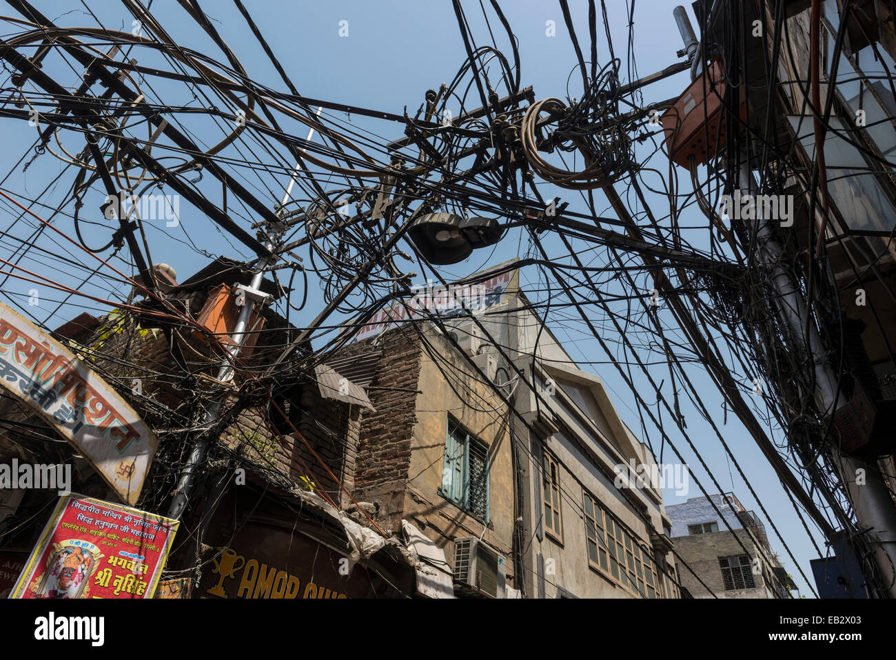 Chaotische Anordnung der elektrischen Leitungen in einer Seitenstraße gelegen, Neu-Delhi, Delhi, Indien Stockfoto