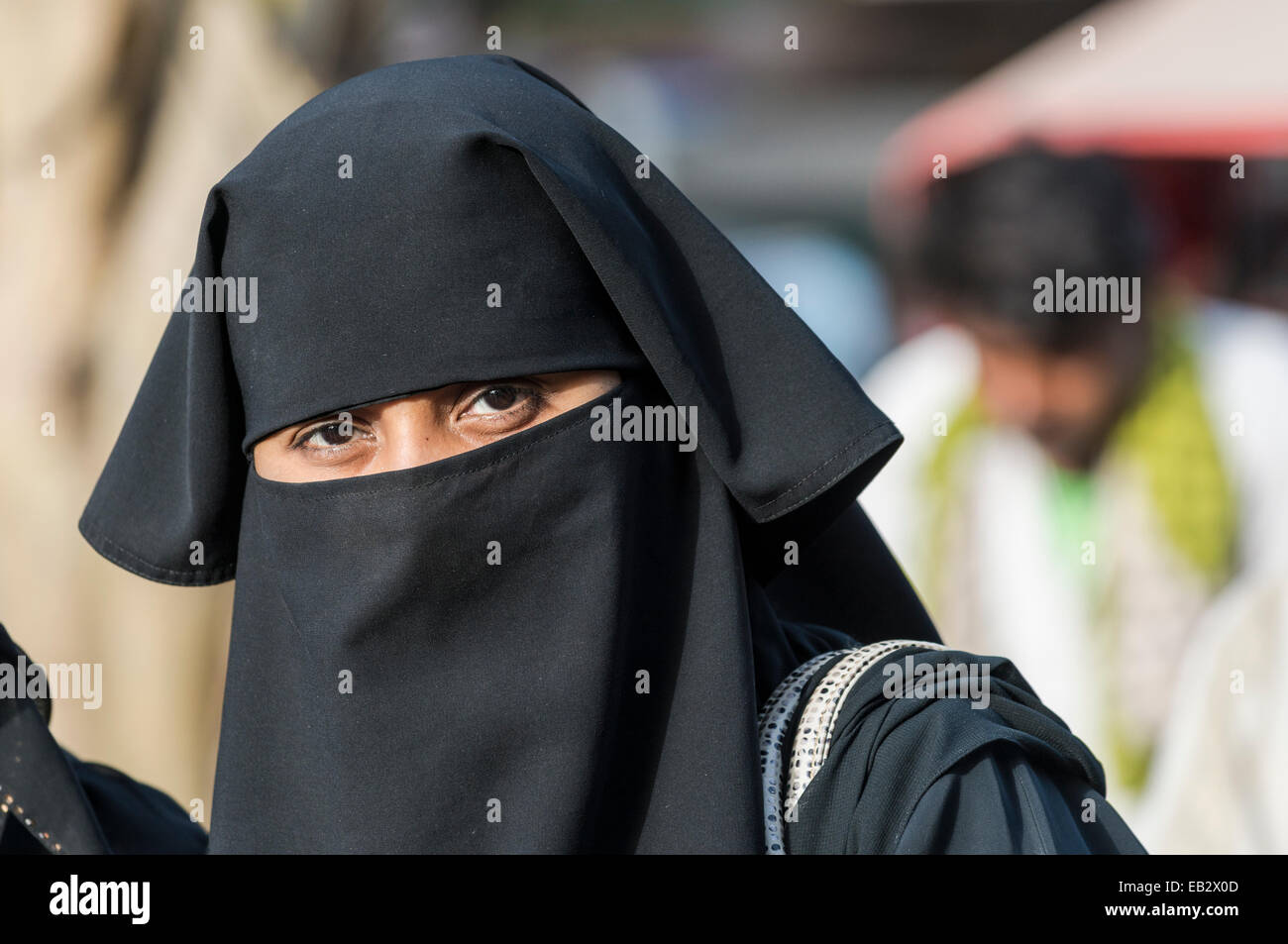 Porträt einer muslimischen Frau trägt einen schwarzen Schleier, Old Delhi, New Delhi, Delhi, Indien Stockfoto