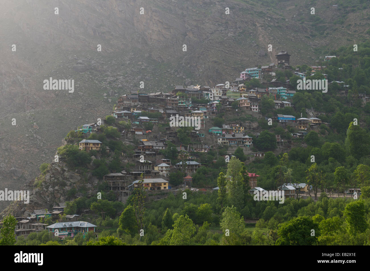 Stadtbild von Kamru Dorf mit Kamru Fort, Sangla Tal, Kamru, Himachal Pradesh, Indien Stockfoto