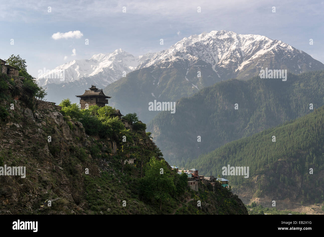 Das hölzerne Kamru Fort über Kamru Dorf auf einem Bergrücken, Sangla Tal, Kamru, Himachal Pradesh, Indien Stockfoto