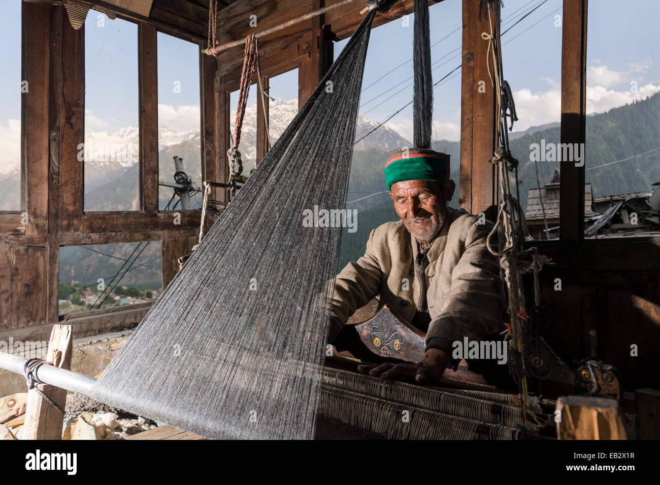 Lokale Mann Weben mit einem Handwebstuhl Sangla Tal, Chitkul, Himachal Pradesh, Indien Stockfoto